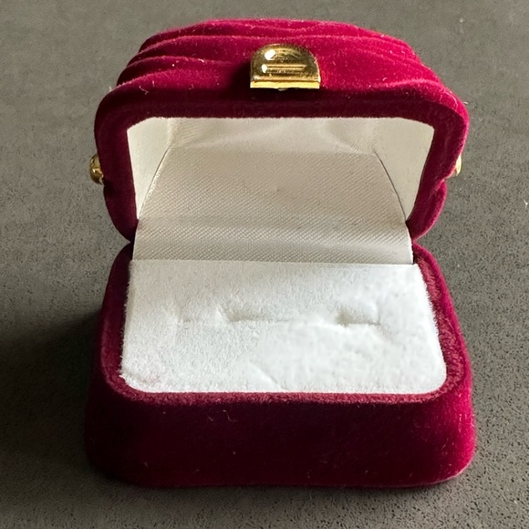 Adorable Red Velvet “Purse” Ring Box - Picture 7 of 8